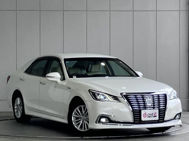CROWN sedan hybrid