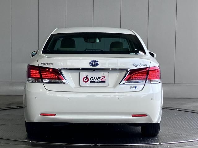 CROWN sedan hybrid
