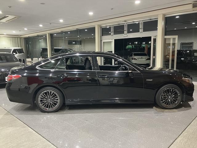 CROWN sedan hybrid