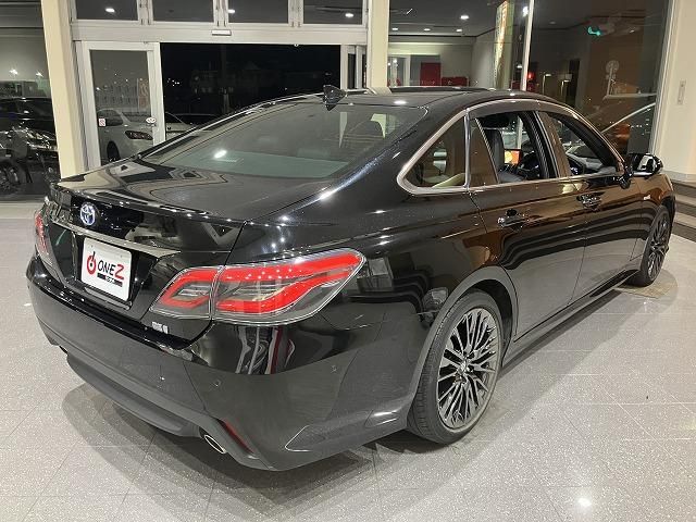 CROWN sedan hybrid