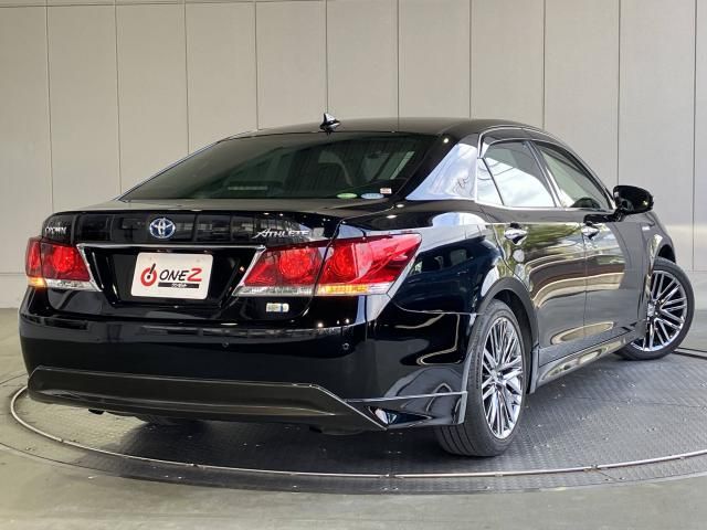 CROWN sedan hybrid
