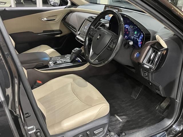 CROWN sedan hybrid
