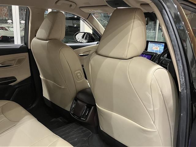 CROWN sedan hybrid