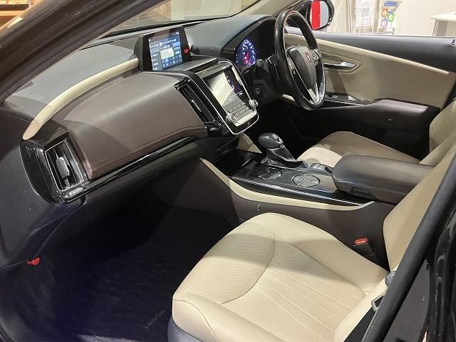 CROWN sedan hybrid