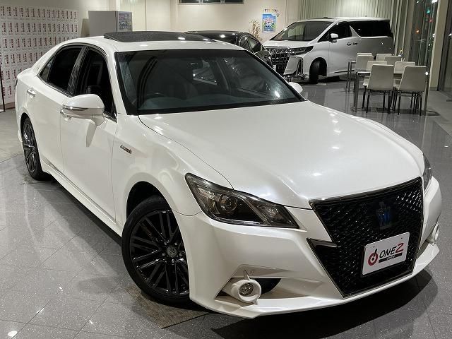 CROWN sedan hybrid