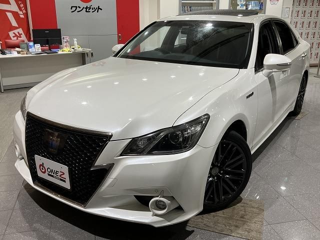 CROWN sedan hybrid