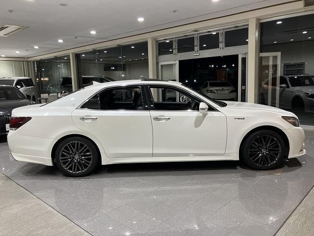 CROWN sedan hybrid