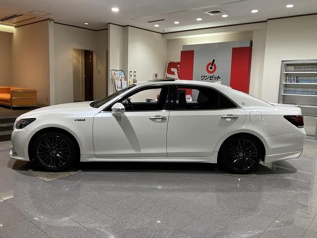 CROWN sedan hybrid