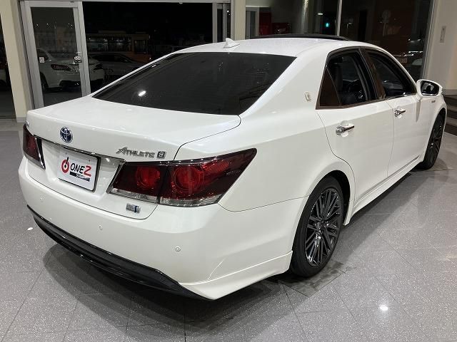 CROWN sedan hybrid