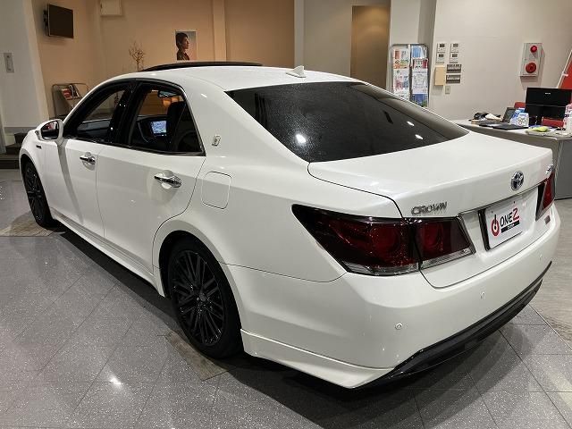 CROWN sedan hybrid