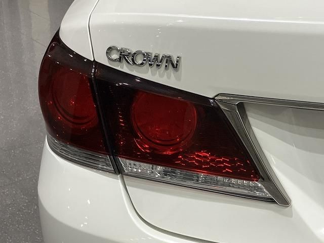 CROWN sedan hybrid