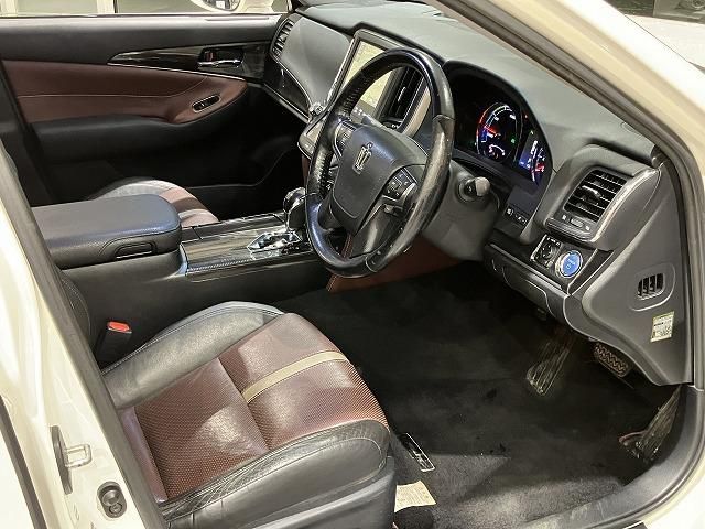 CROWN sedan hybrid
