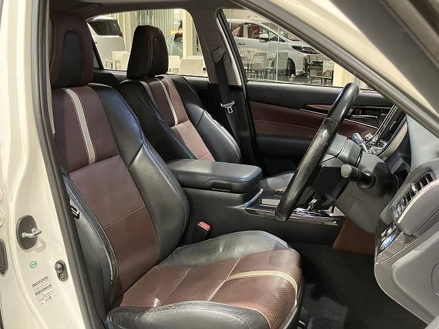 CROWN sedan hybrid
