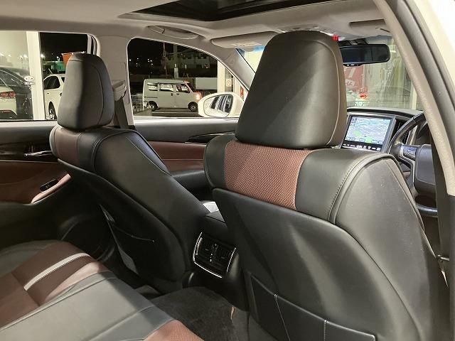 CROWN sedan hybrid