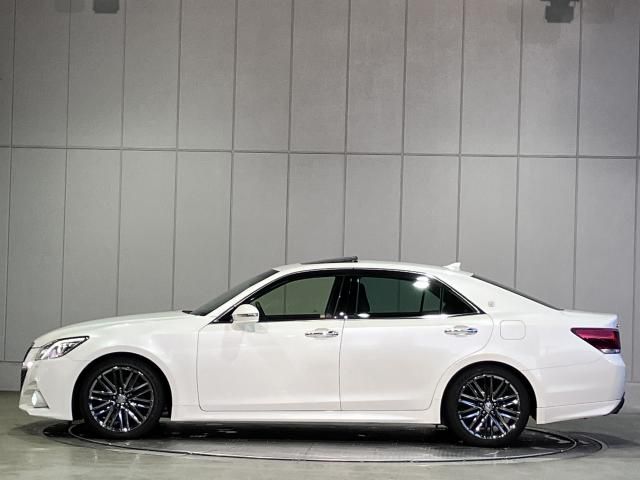 CROWN sedan