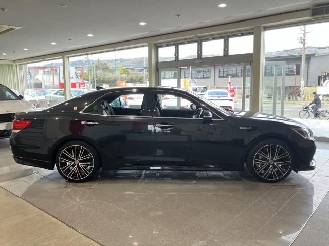 CROWN sedan hybrid