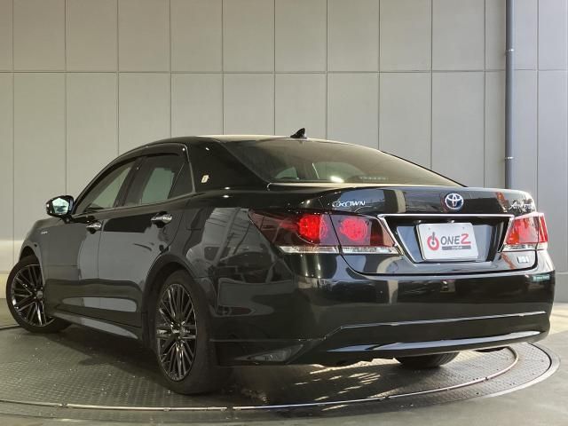 CROWN sedan hybrid