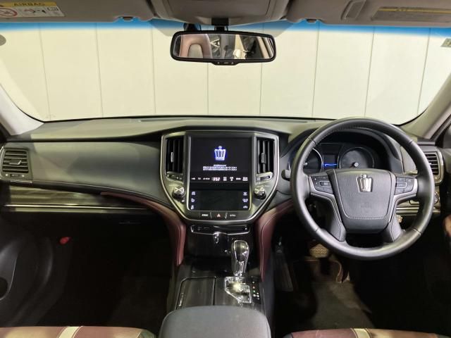CROWN sedan hybrid