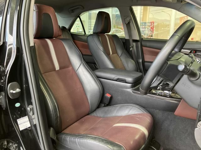 CROWN sedan hybrid