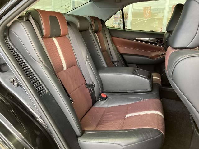 CROWN sedan hybrid