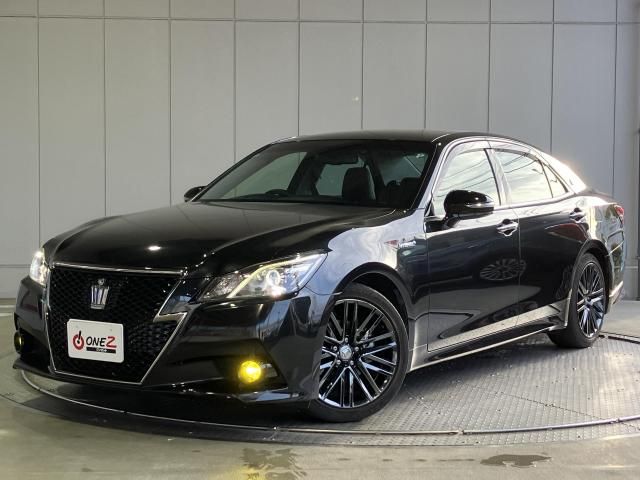 CROWN sedan hybrid