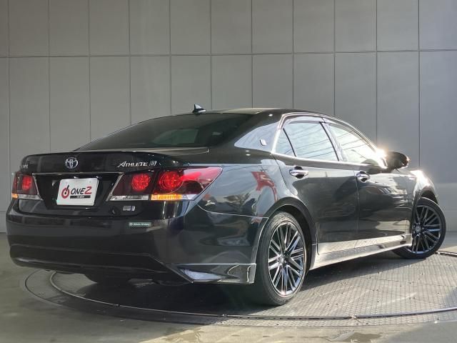 CROWN sedan hybrid