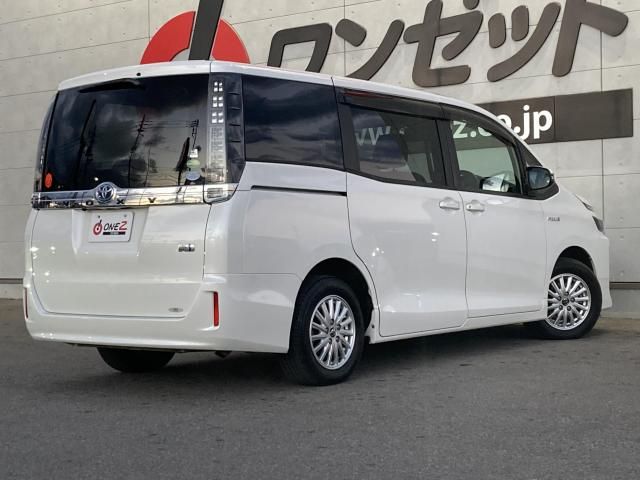 VOXY HYBRID