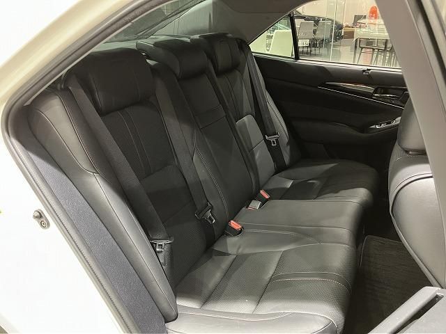 CROWN sedan