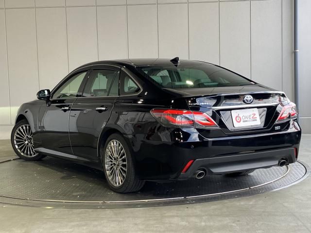 CROWN sedan hybrid