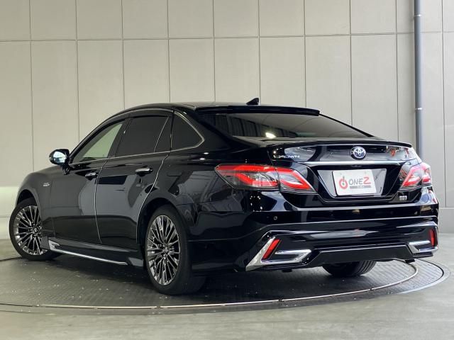 CROWN sedan hybrid