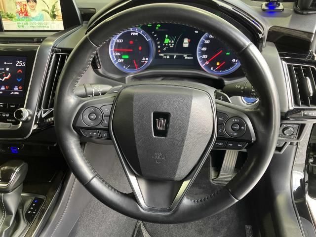 CROWN sedan hybrid