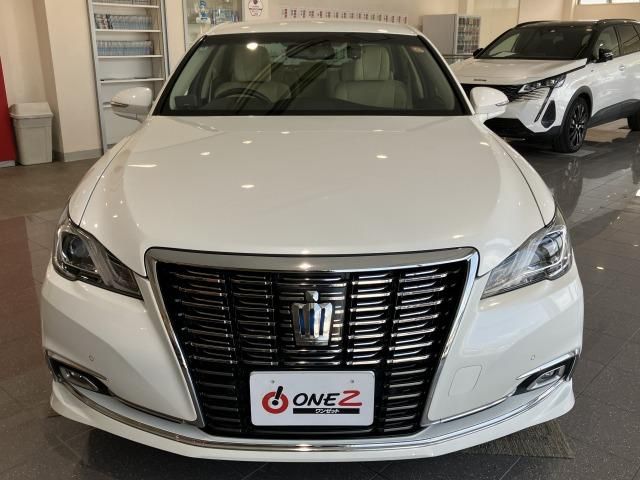 CROWN sedan hybrid