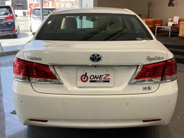 CROWN sedan hybrid