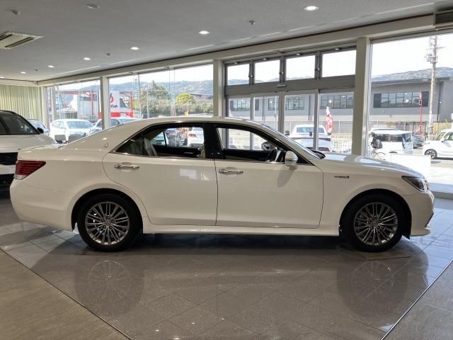 CROWN sedan hybrid