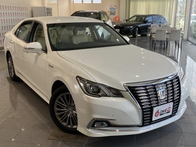 CROWN sedan hybrid