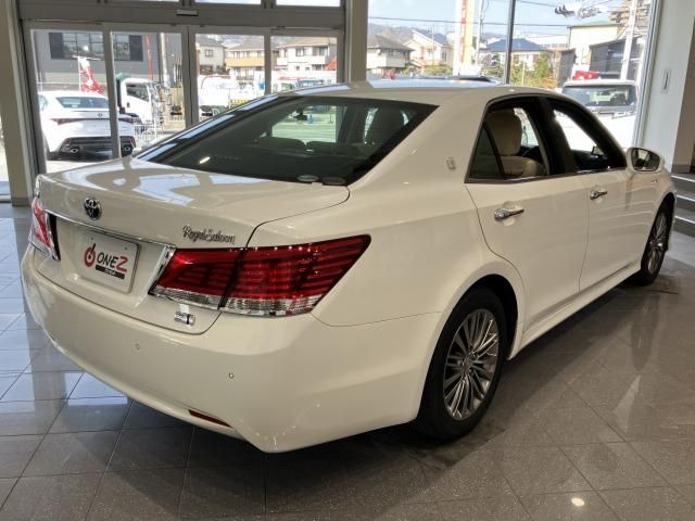 CROWN sedan hybrid