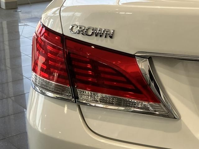 CROWN sedan hybrid