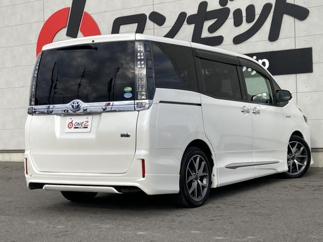 VOXY HYBRID