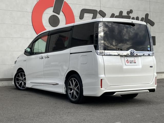 VOXY HYBRID