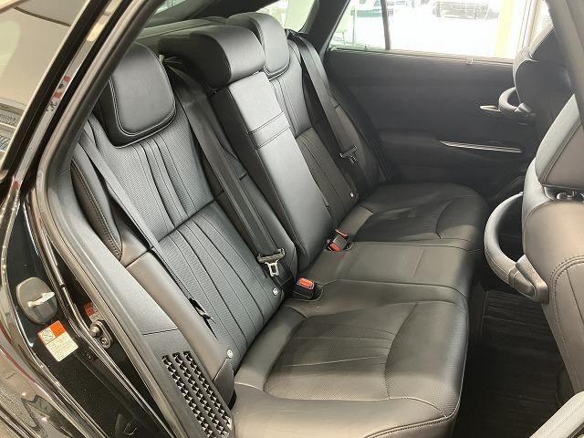 CROWN sedan hybrid