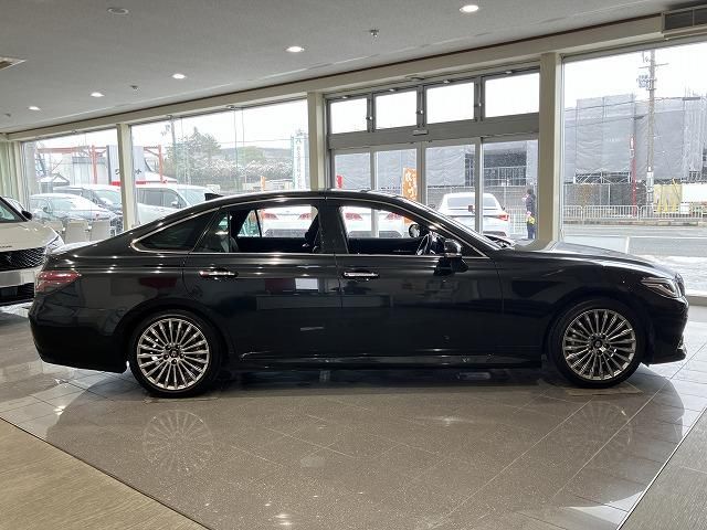 CROWN sedan hybrid