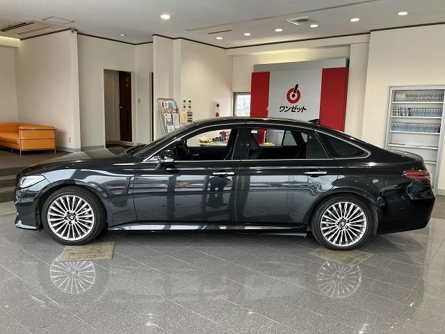 CROWN sedan hybrid
