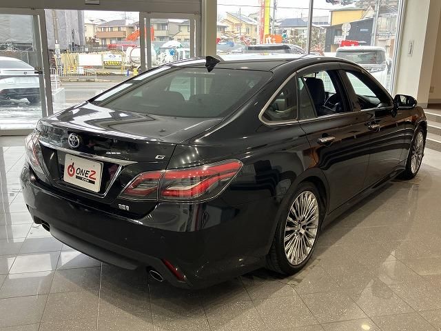 CROWN sedan hybrid