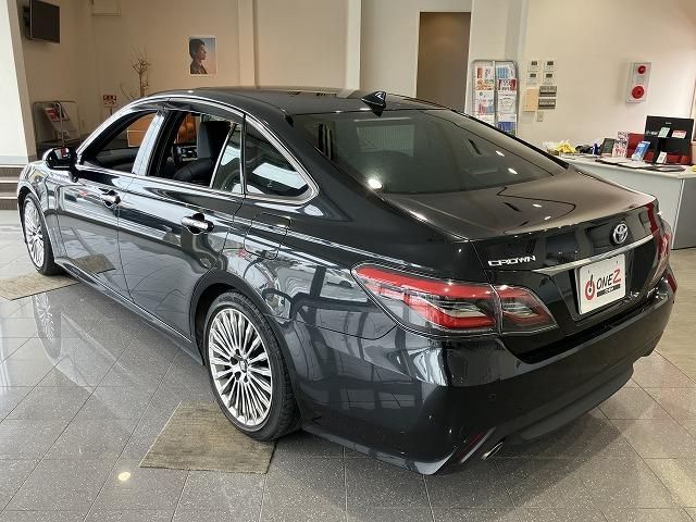 CROWN sedan hybrid