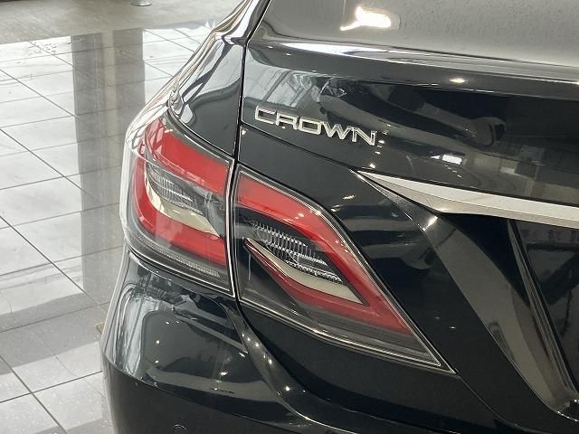 CROWN sedan hybrid