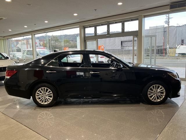 CROWN sedan