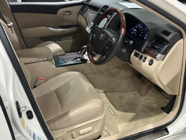 CROWN MAJESTA 4WD