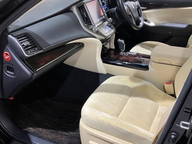 CROWN sedan hybrid