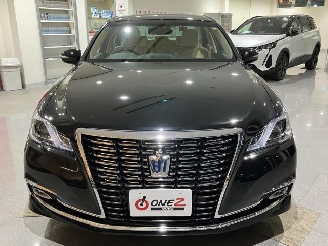 CROWN sedan hybrid