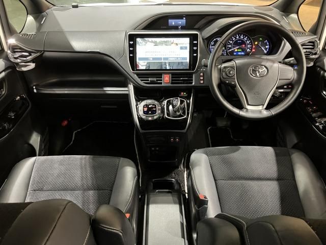 VOXY HYBRID